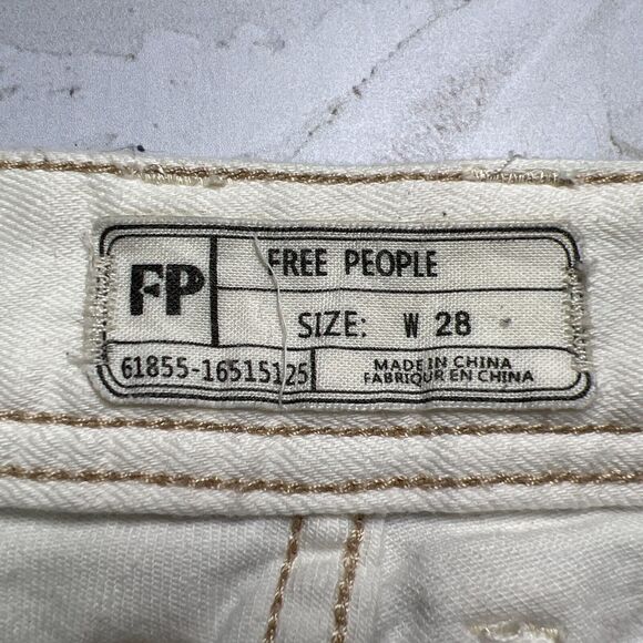 Free People SIZE 28 x 25 Distressed Crop Jeans White Straight Fray Hem Knee - Picture 4 of 10